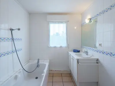 Salle de bains dans l'établissement Holiday Home maison bleue by Interhome