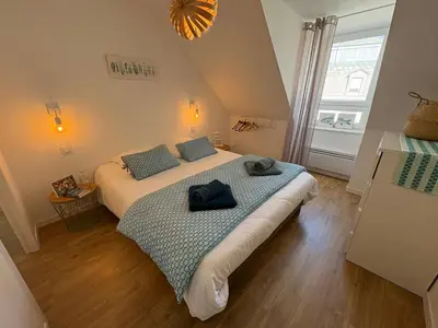 Un ou plusieurs lits dans un hébergement de l'établissement La ville à la mer numéro 2 duplex en plein coeur du centre ville au calme terrasse et parking privé