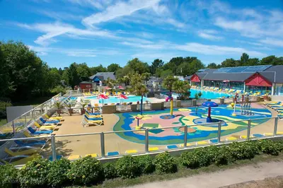 Piscine de l'établissement Mobile Home dans Domaine de Kerlann ou située à proximité