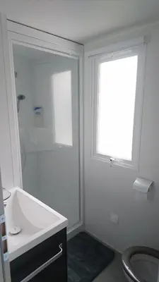 Salle de bains dans l'établissement Mobile Home dans Domaine de Kerlann