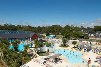 Piscine de l'établissement Mobile Home dans Domaine de Kerlann ou située à proximité