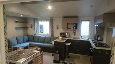 Cuisine ou kitchenette dans l'établissement Mobile Home dans Domaine de Kerlann