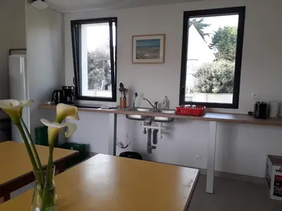 Cuisine ou kitchenette dans l'établissement Gîte Les Pingouins du Phare