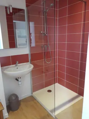 Salle de bains dans l'établissement Gîte Les Pingouins du Phare