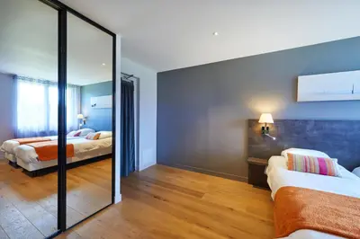 Un ou plusieurs lits dans un hébergement de l'établissement Cozy hôtel logis Morlaix
