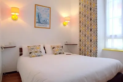 Un ou plusieurs lits dans un hébergement de l'établissement L'Hôtel de Loctudy