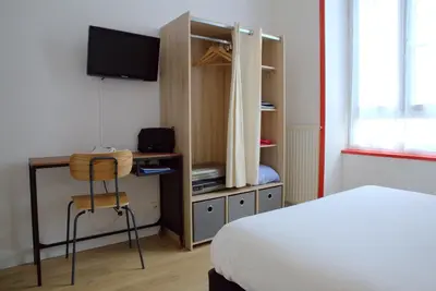 Télévision ou salle de divertissement dans l'établissement L'Hôtel de Loctudy