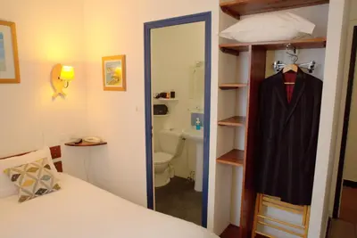 Un ou plusieurs lits dans un hébergement de l'établissement L'Hôtel de Loctudy