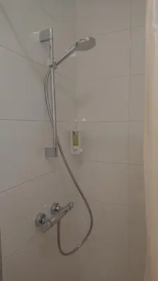 Salle de bains dans l'établissement L'Hôtel de Loctudy
