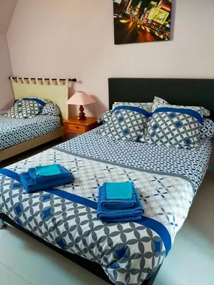 Un ou plusieurs lits dans un hébergement de l'établissement La petite maison bleue