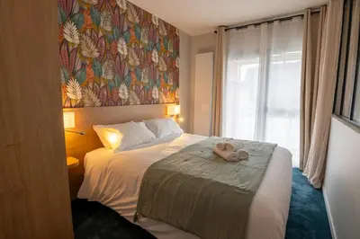 Un ou plusieurs lits dans un hébergement de l'établissement The Originals City, Ara Hôtel, Landerneau