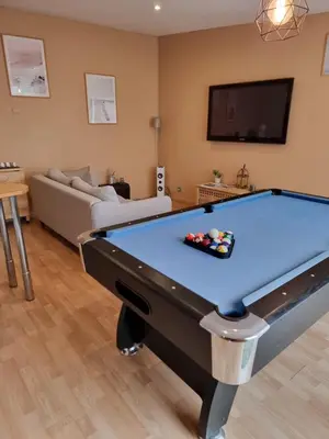 Billard dans l'établissement Dépendance Spacieuse & Cosy Entre et Mer avec Spa