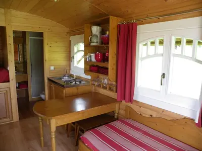 Cuisine ou kitchenette dans l'établissement Les Roulottes des Korrigans