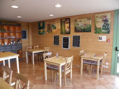 Restaurant ou autre lieu de restauration dans l'établissement Les Roulottes des Korrigans