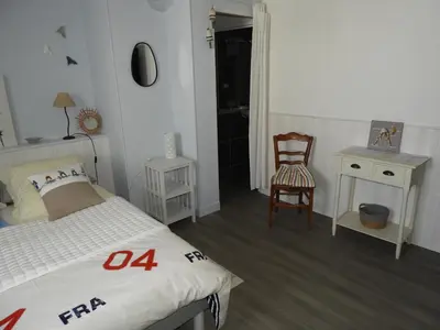 Un ou plusieurs lits dans un hébergement de l'établissement les volets bleus