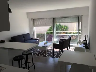 Coin salon dans l'établissement Corniche I 40 M2 - 40 M de l'eau et plages ! AU CALME wir sprechen flieBen deutsch, we speak English