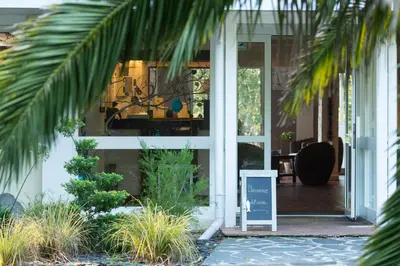 Jardin de l'établissement Logis Latitude Ouest Hôtel Restaurant & Spa