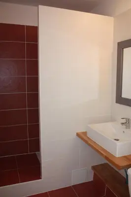 Salle de bains dans l'établissement Logis Latitude Ouest Hôtel Restaurant & Spa