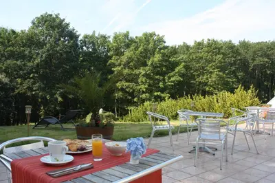 Jardin de l'établissement Logis Latitude Ouest Hôtel Restaurant & Spa