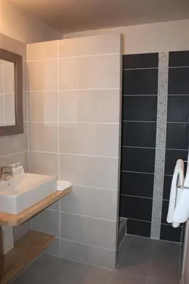 Salle de bains dans l'établissement Logis Latitude Ouest Hôtel Restaurant & Spa