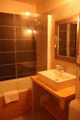 Salle de bains dans l'établissement Logis Latitude Ouest Hôtel Restaurant & Spa