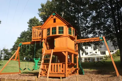 Aire de jeux pour enfants de l'établissement Logis Latitude Ouest Hôtel Restaurant & Spa