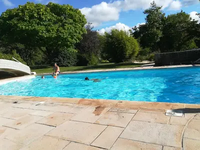 Piscine de l'établissement Domaine Paysager de Kertanguy ou située à proximité