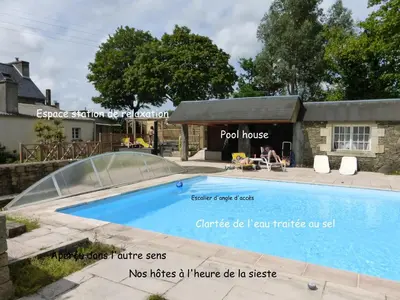 Piscine de l'établissement Domaine Paysager de Kertanguy ou située à proximité