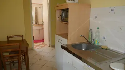 Cuisine ou kitchenette dans l'établissement La ferme Guibel