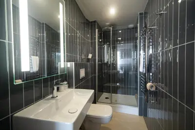 Salle de bains dans l'établissement Hôtel de la Baie