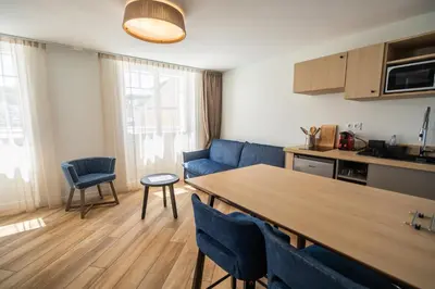 Cuisine ou kitchenette dans l'établissement Hôtel de la Baie