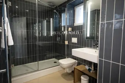 Salle de bains dans l'établissement Hôtel de la Baie