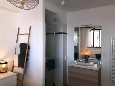 Salle de bains dans l'établissement Splendide vue face à la mer avec garage