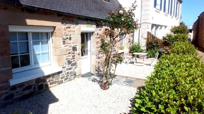 Jardin de l'établissement Ty Jeanne, le charme de la pierre au coeur du village
