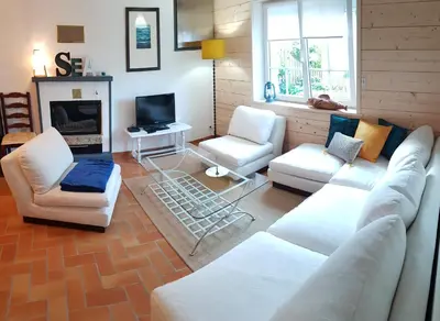 Télévision ou salle de divertissement dans l'établissement Ty Jeanne, le charme de la pierre au coeur du village