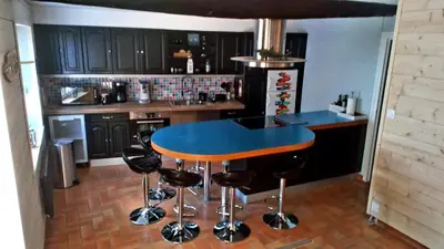 Cuisine ou kitchenette dans l'établissement Ty Jeanne, le charme de la pierre au coeur du village