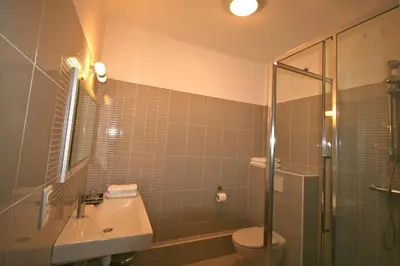 Salle de bains dans l'établissement Auberge du Cabestan Hotel Audierne