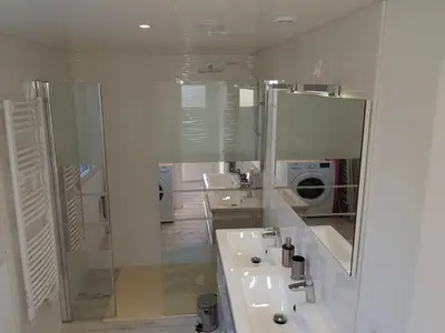 Salle de bains dans l'établissement Ty Theven