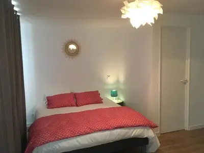 Un ou plusieurs lits dans un hébergement de l'établissement Votre mini maison en plein cœur du centre ville -terrasse - et parking privé sur place clos - draps et ménage inclus
