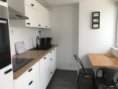 Cuisine ou kitchenette dans l'établissement Votre mini maison en plein cœur du centre ville -terrasse - et parking privé sur place clos - draps et ménage inclus