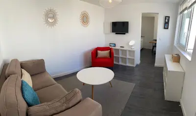 Télévision ou salle de divertissement dans l'établissement Votre mini maison en plein cœur du centre ville -terrasse - et parking privé sur place clos - draps et ménage inclus