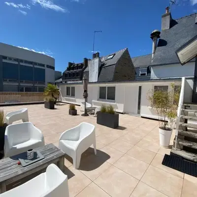 Votre mini maison en plein cœur du centre ville -terrasse - et parking privé sur place clos - draps et ménage inclus