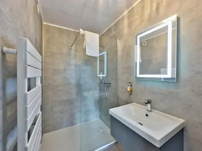 Salle de bains dans l'établissement Logis Le Prieuré