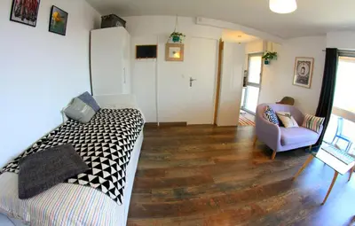Télévision ou salle de divertissement dans l'établissement Grand Studio Vue Mer