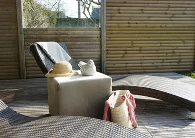 Coin salon dans l'établissement Gîtes Le Bout du Monde