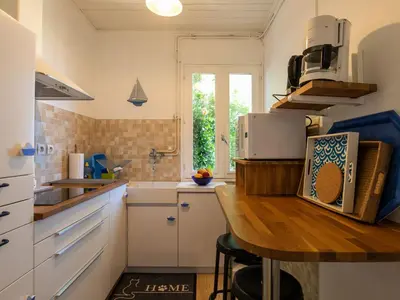 Cuisine ou kitchenette dans l'établissement Holiday Home Kereol by Interhome