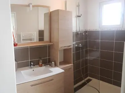 Salle de bains dans l'établissement Roscoff Les Duons