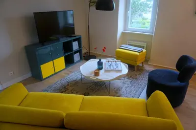 Télévision ou salle de divertissement dans l'établissement Le Gîte du Port