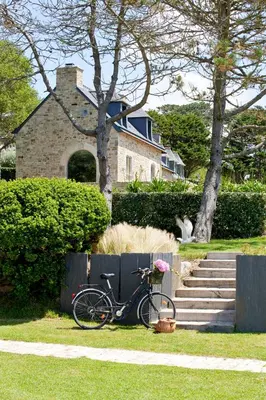 Vélo sur le terrain de l'établissement Les Galets Blancs ou dans les environs