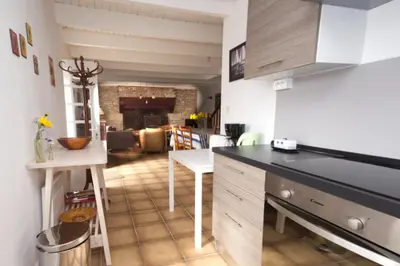 Cuisine ou kitchenette dans l'établissement La Maison aux Volets Bleus de Prat An Ilis à 900m de la plage du Guilvinec